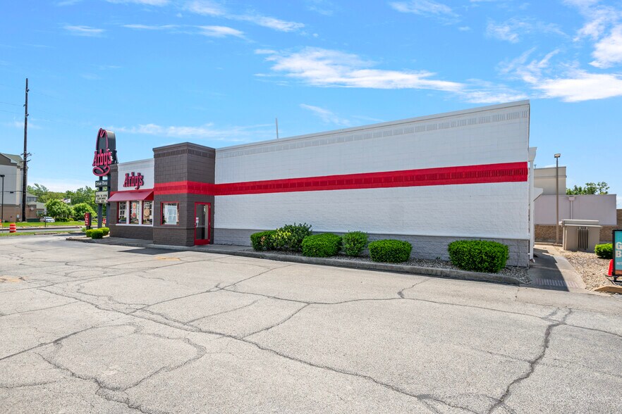 More Photos Of 3009 S Dirksen Pky, Springfield Fast Food For Sale