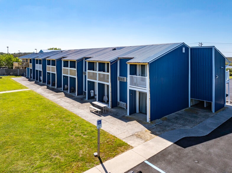 More Photos Of 700 Norris Harbor Dr, Crisfield Hotel For Sale