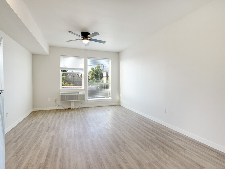 More Photos Of 4780 SE Belmont St, Portland Storefront Retail Residential For Lease