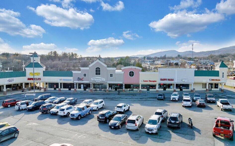 More Photos Of 7216 Williamson Rd, Hollins Unknown For Lease