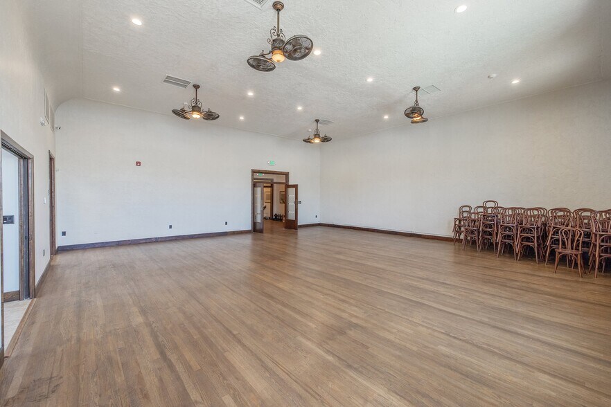 More Photos Of 128 S E St, Exeter Storefront For Sale