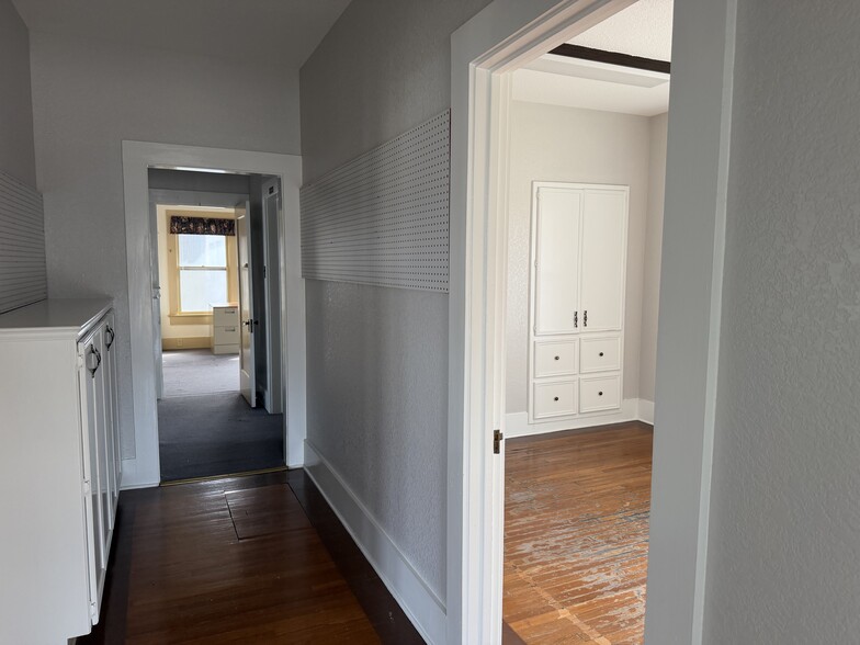 More Photos Of 102 E University Ave, Georgetown Office For Sale