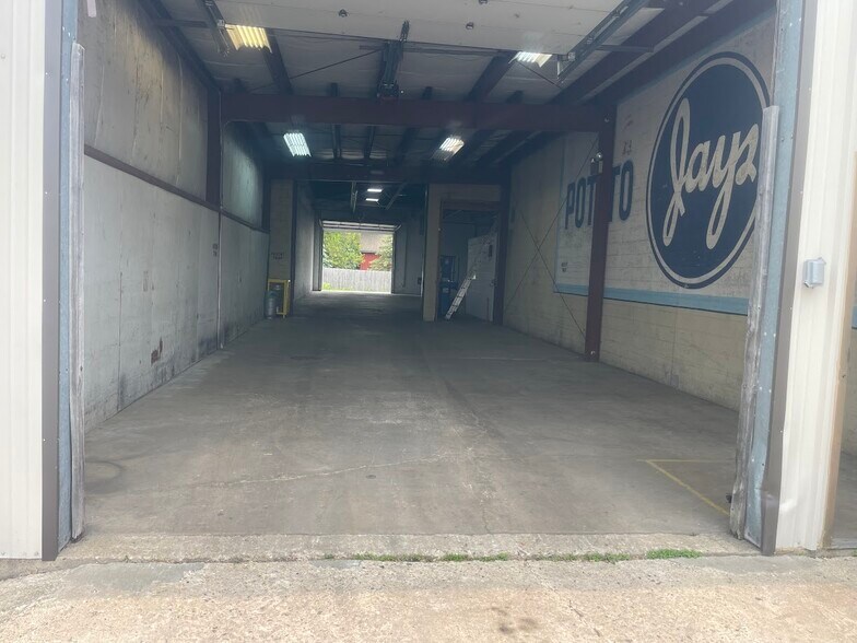 More Photos Of 900 S Cogswell Dr, Silver Lake Warehouse For Lease