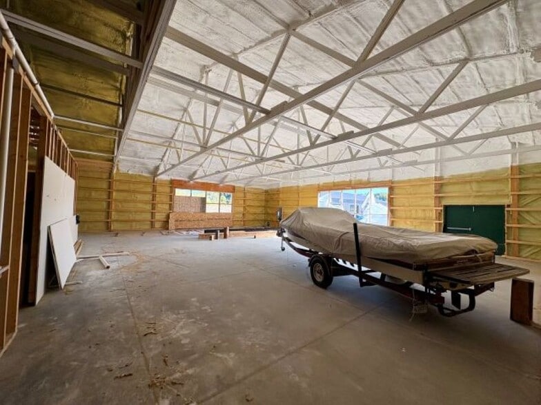 More Photos Of 7334 E Duck Lake Rd, Lake Leelanau Showroom For Lease