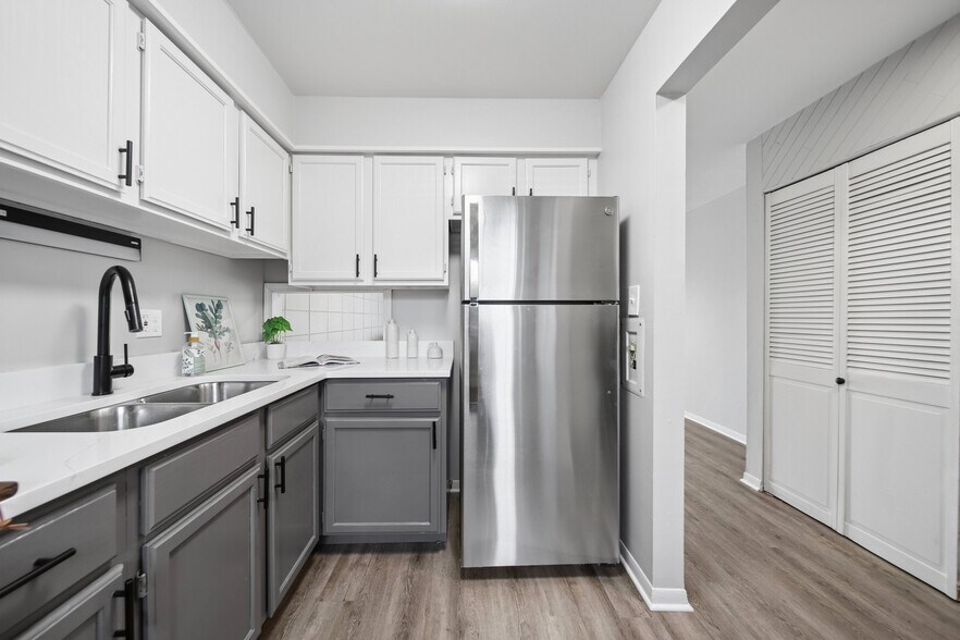More Photos Of 211 N Lincolnway, North Aurora Apartments For Sale