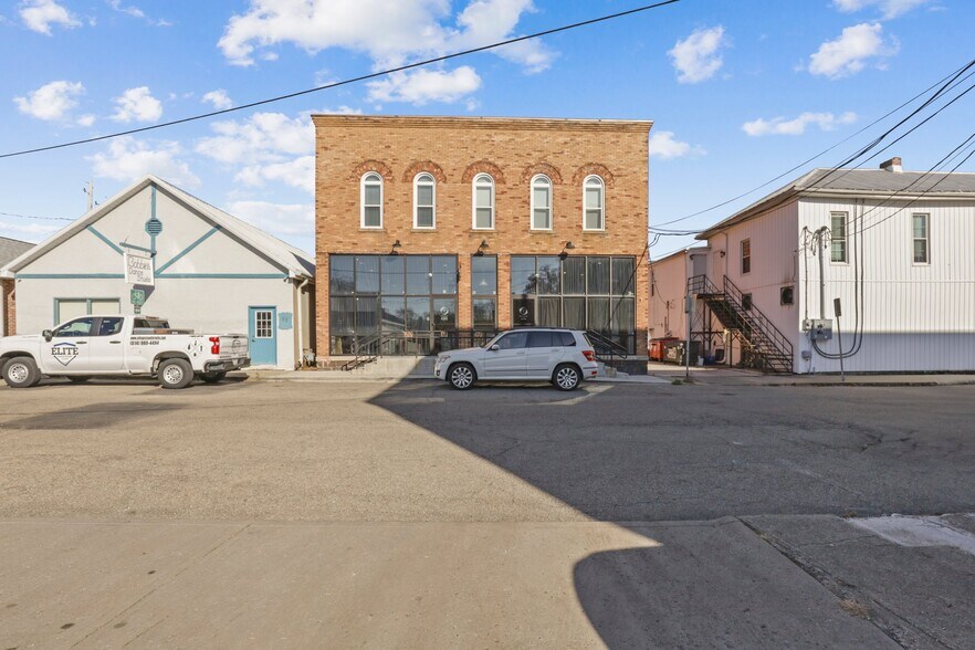 More Photos Of 14 W Depot St, Pataskala Showroom For Sale