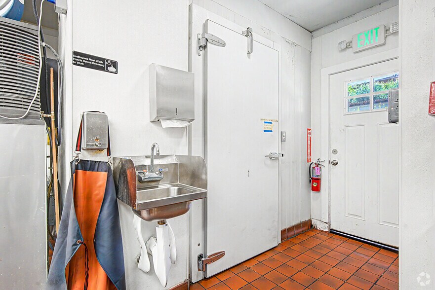 More Photos Of 14554 Big Basin Way, Saratoga Storefront Retail Office For Lease