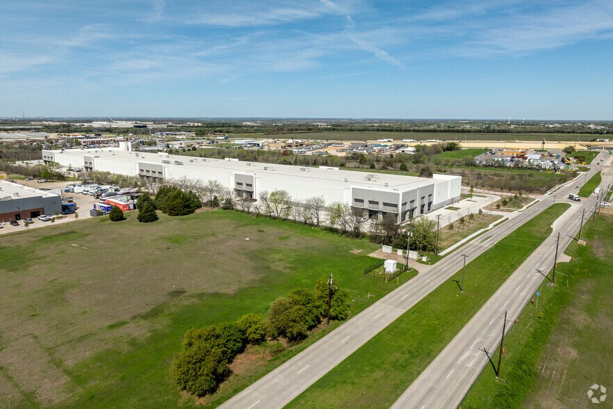 More Photos Of 1351 Corporate Xing, Rockwall Distribution For Lease