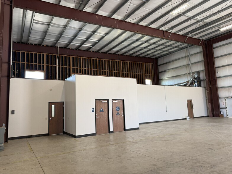 More Photos Of 969 Carrier Parkway Ave, Bakersfield Warehouse For Lease