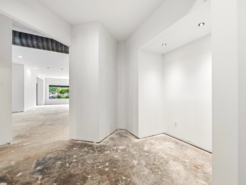 More Photos Of 5 Biltmore Plz, Asheville Storefront For Lease