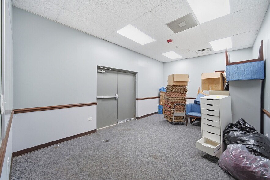 More Photos Of 944 E Roosevelt Rd, West Chicago Storefront For Lease