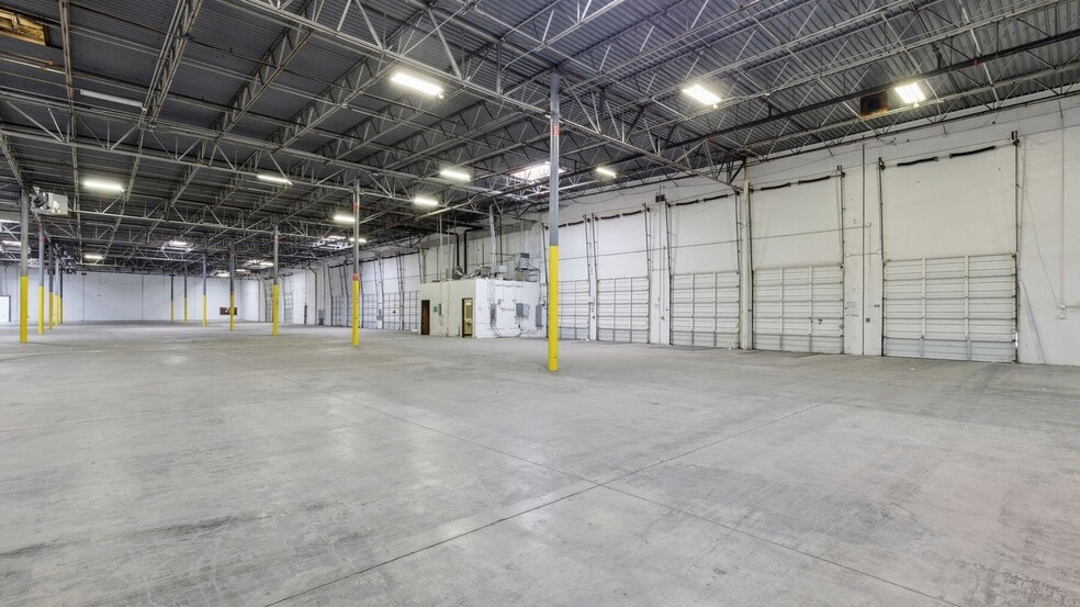 More Photos Of 13755-13775 Benchmark Dr, Farmers Branch Warehouse For Lease