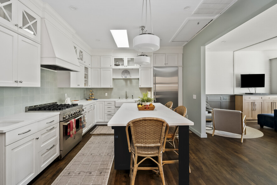 More Photos Of 206 NE 80th Ave, Portland Office For Sale