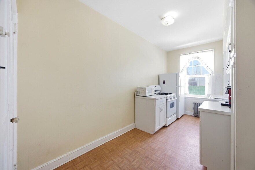 More Photos Of 7861 75th St, Glendale Multifamily For Sale