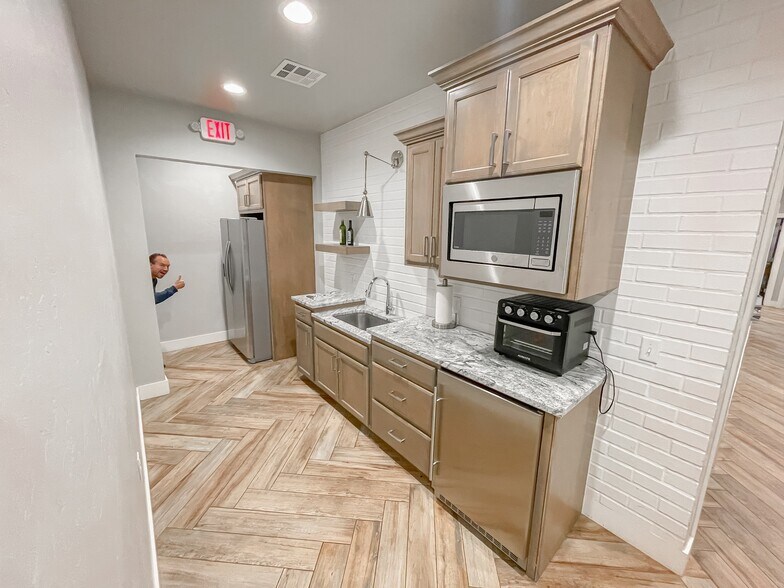 More Photos Of 9808 S Sunnylane Rd, Moore Office For Sale