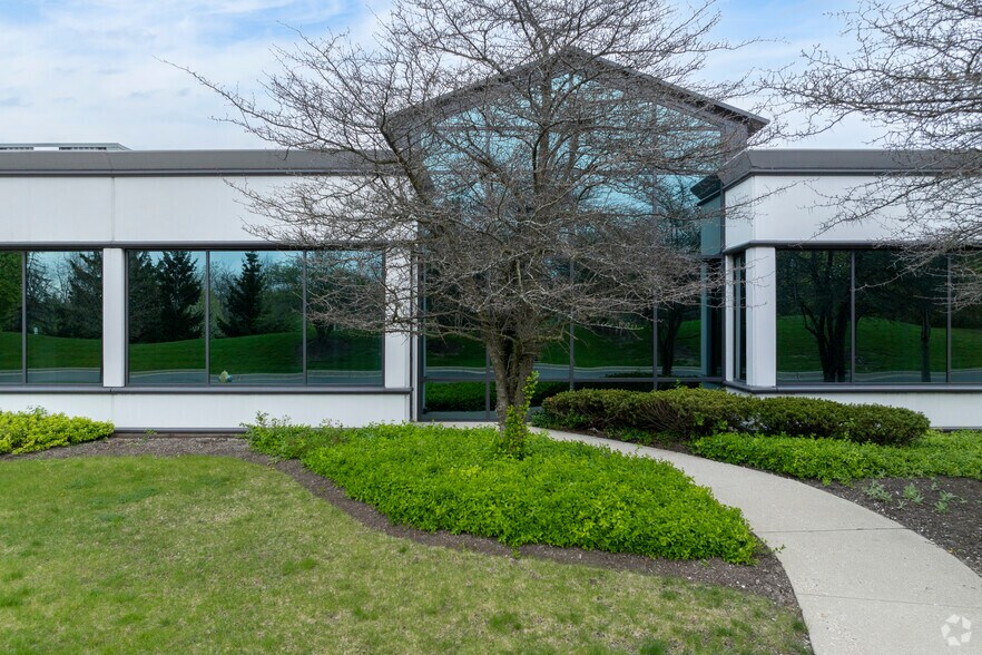 More Photos Of 1011 Woodlands Pky, Vernon Hills Warehouse For Sale