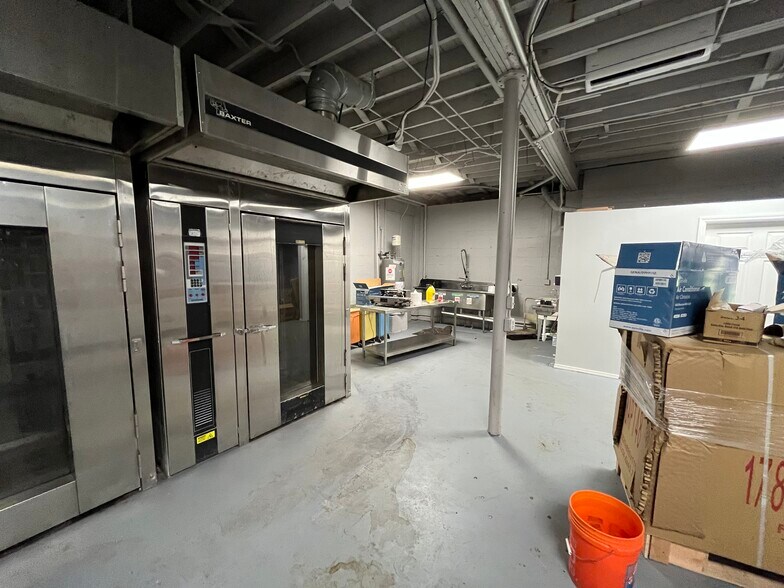 More Photos Of 1917 N Dixie Hwy, West Palm Beach Storefront Retail Office For Lease