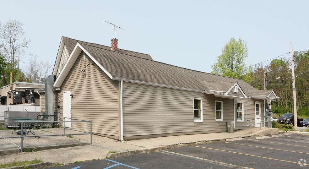 More Photos Of 18 Woods Corner Rd, East Setauket Freestanding For Lease
