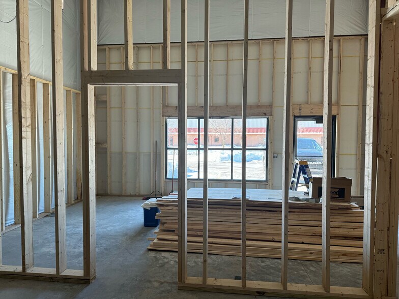 More Photos Of 70 Stonehill Rd, Oswego Warehouse For Lease