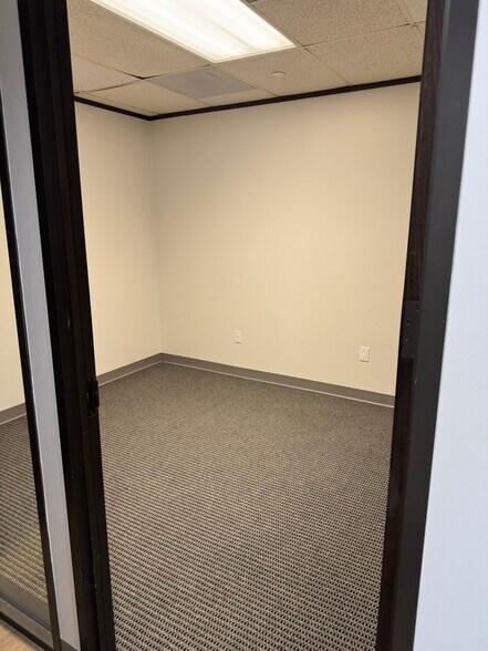 More Photos Of 7324 Southwest Fwy, Houston Office For Lease