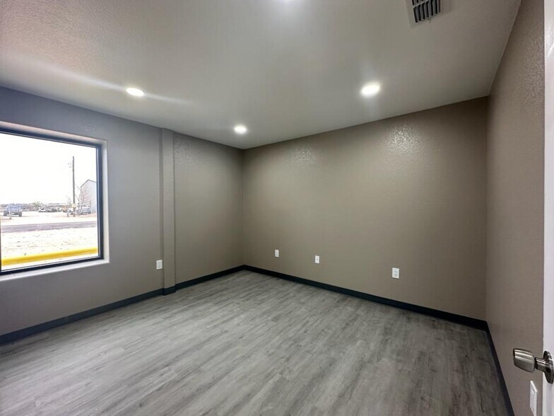More Photos Of 4424 W 8th St, Odessa Industrial For Lease