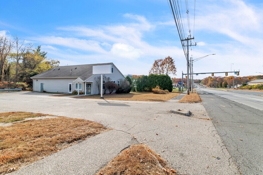 More Photos Of 1361 Memorial Dr, Chicopee Veterinarian Kennel For Lease