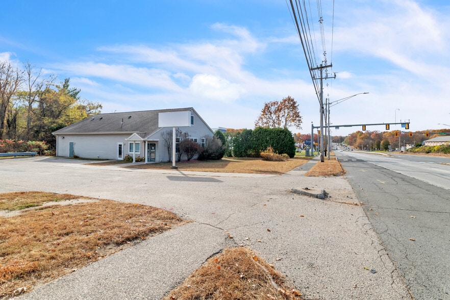 More Photos Of 1361 Memorial Dr, Chicopee Veterinarian Kennel For Sale