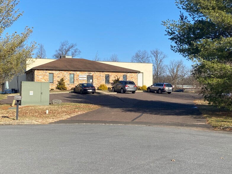 More Photos Of 398-426 Industrial Dr, North Wales Unknown For Lease