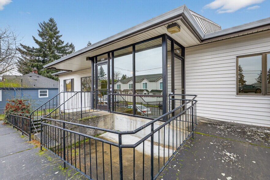 More Photos Of 12135 SE Lincoln St, Portland Office For Sale