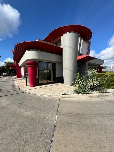 More Photos Of 3702 SW Military Dr, San Antonio Fast Food For Lease