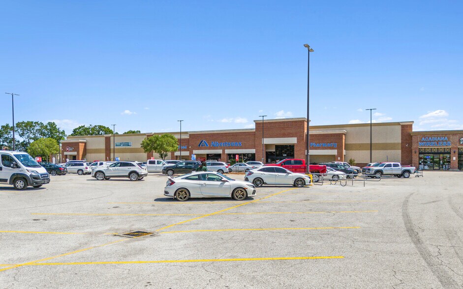 More Photos Of 2863 Ambassador Caffery Pky, Lafayette Supermarket For Sale