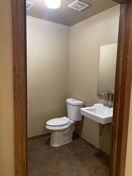 More Photos Of 8248 W Reno Ave, Oklahoma City Warehouse For Lease