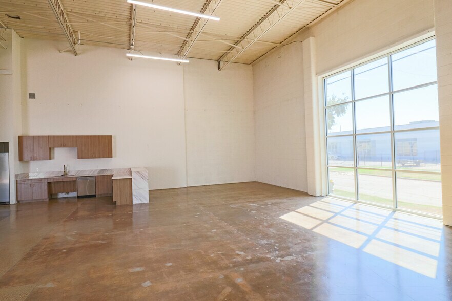 More Photos Of 2320 Valdina St, Dallas Showroom For Lease