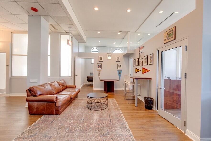 More Photos Of 2551 N Clark St, Chicago Office For Lease