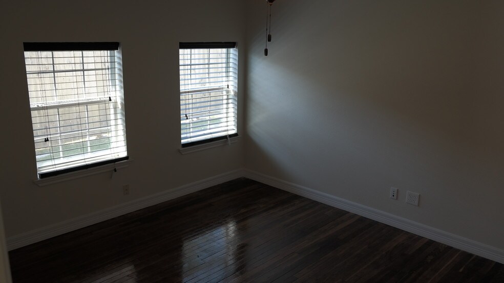 More Photos Of 1105 N Meyer Rd, Seabrook Office For Sale