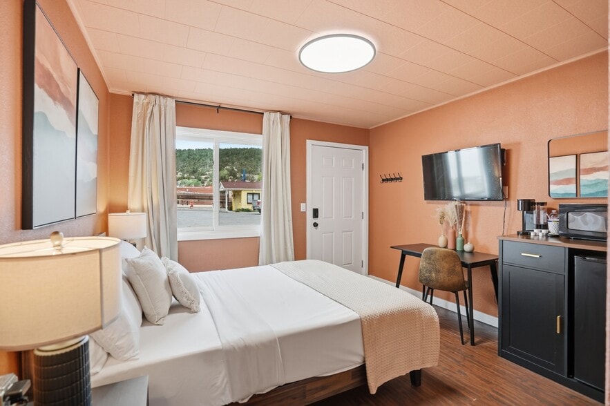 More Photos Of 214 E Cleveland St, Sundance Hotel For Sale
