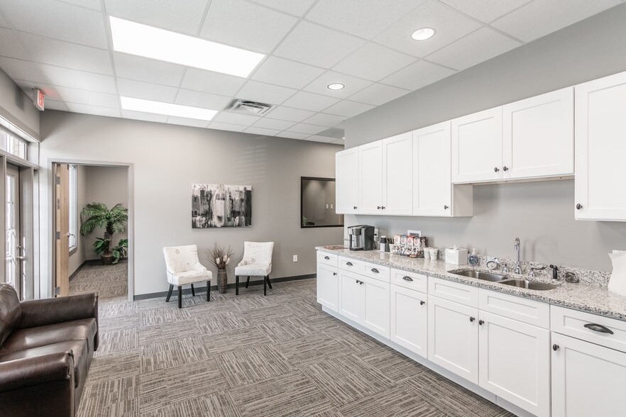 More Photos Of 111 Imperial Blvd, Hendersonville Office Residential For Lease