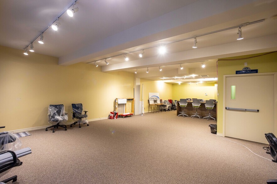 More Photos Of 1027 Notre Dame St, Embrun Storefront Retail Office For Lease