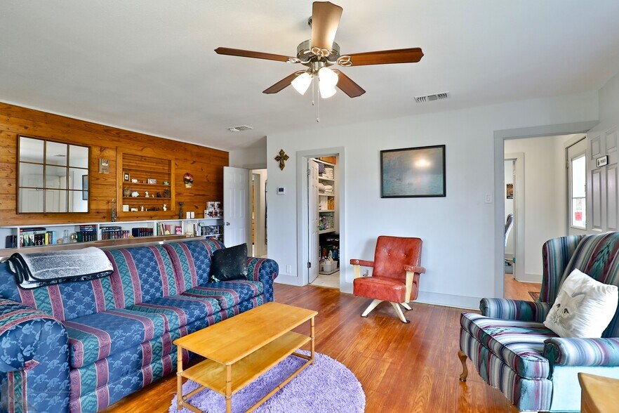 More Photos Of 2710 S Commercial Ave, Coleman Hotel For Sale