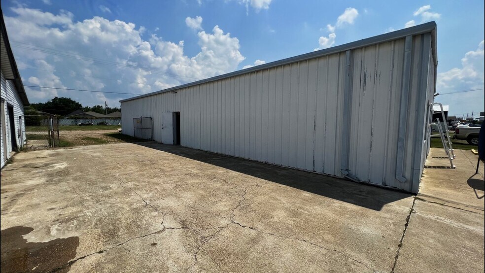 More Photos Of 2618 W Main St, Gun Barrel City Storefront For Sale