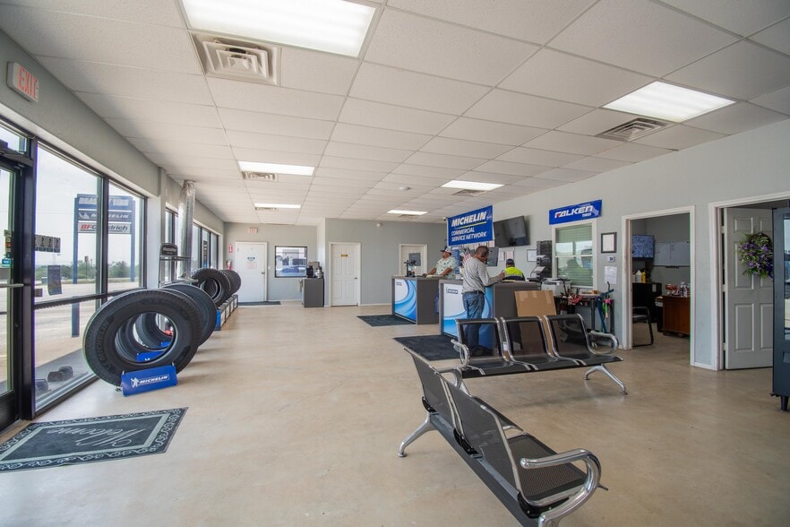 More Photos Of 209 Park Place Blvd, Kenedy Auto Repair For Sale