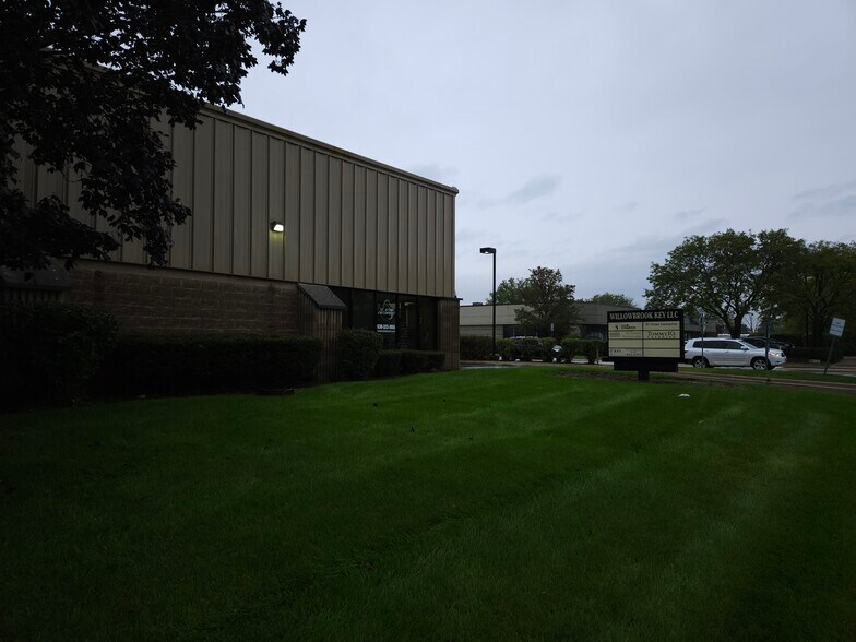 More Photos Of 825 W 75th St, Willowbrook Light Manufacturing For Lease
