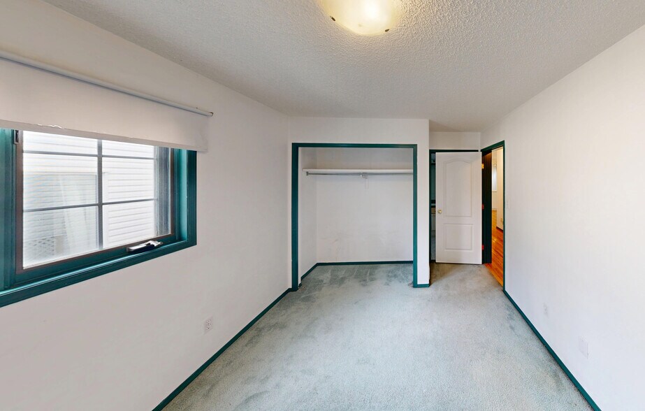 More Photos Of 10941 81 Av NW, Edmonton Dormitory For Sale