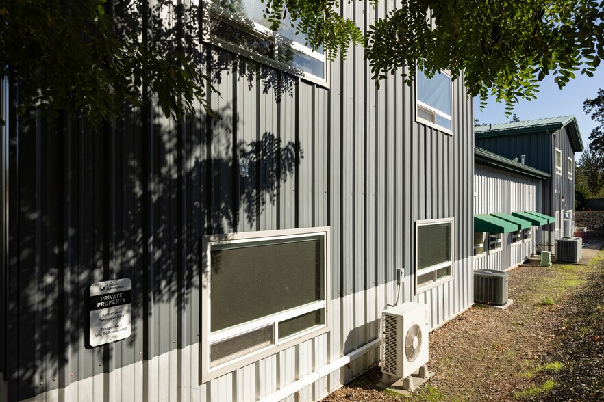 More Photos Of 200 N Wasco Ct, Hood River Warehouse For Lease