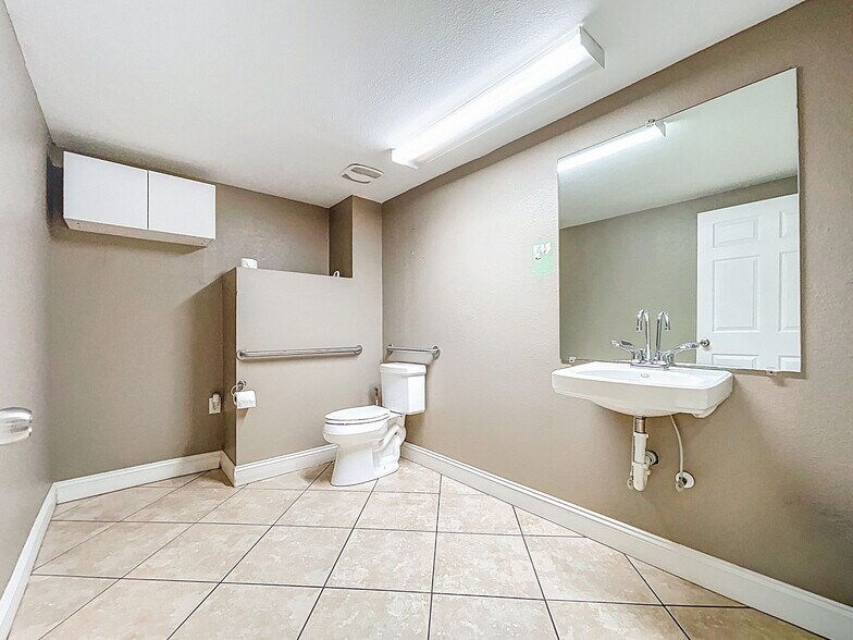 More Photos Of 112 N Mulrennan Rd, Valrico Warehouse For Sale