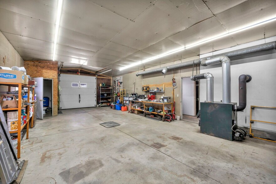 More Photos Of 4085 Herner County Line Rd, Southington Showroom For Sale