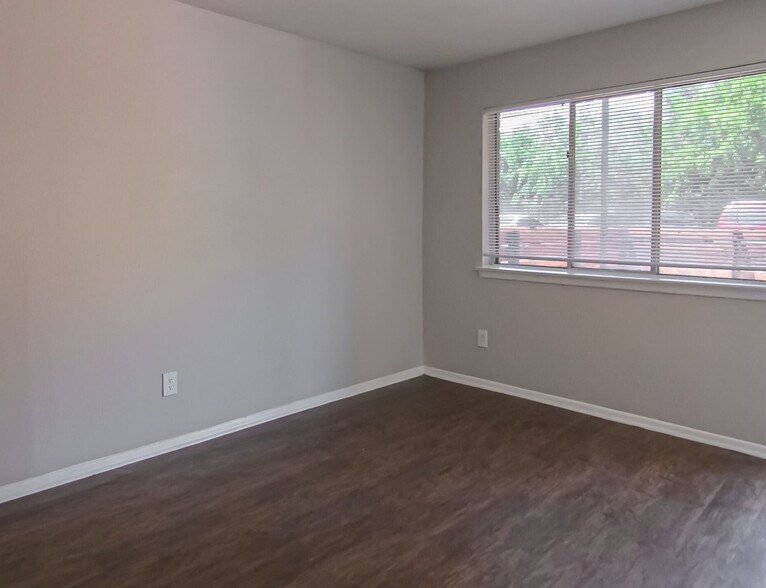 More Photos Of 100 N Randolph Dr, Dallas Apartments For Sale