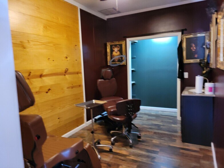 More Photos Of 2708 E 10th St, Greenville Office For Sale