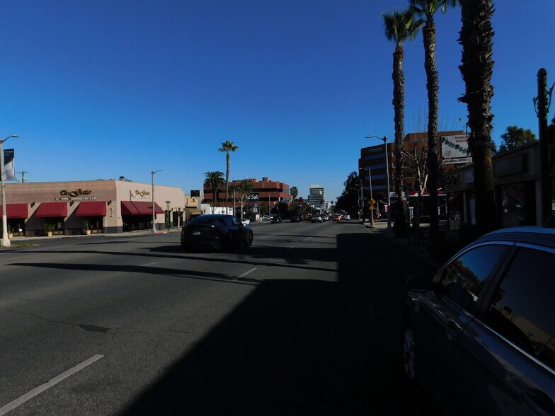More Photos Of 16938-16940 Ventura Blvd, Encino Storefront For Lease