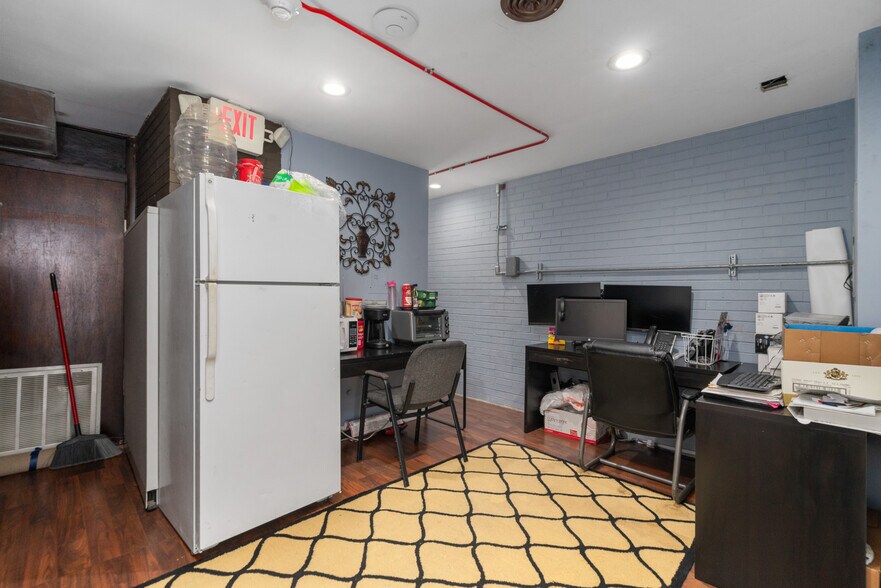 More Photos Of 3100 S Oak Park Ave, Berwyn Office For Sale